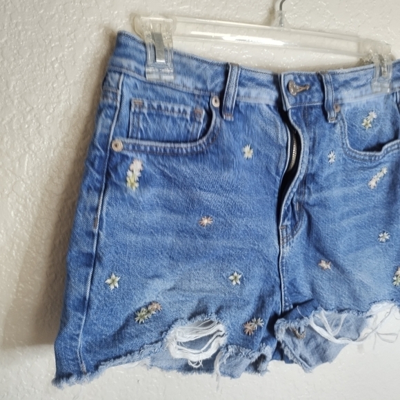 American Eagle Floral Embroidered Denim Mom Shorts sz 4 - Picture 3 of 7